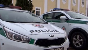 Policajná akcia na Moste Apollo. Muž, ktorý chcel skočiť, odovzdal policajtom biely prášok