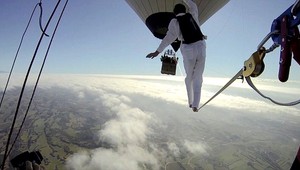 VIDEO. Povrazolezec prechádzal medzi balónmi, nasledoval pád