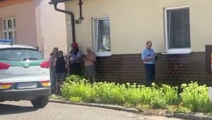 Vranovskí hasiči zachraňovali muža po prepadnutí podlahy