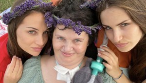 Angelika pre diagnózu ALS hýbe už len viečkami: Lásku a opateru jej dávajú statočné dcéry!