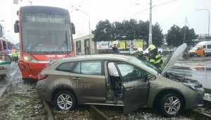 Po nehode električky a osobného auta museli maloletého chlapca previezť do nemocnice