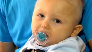 Ťažko postihnutý Dávidko je viac v nemocnici ako doma. Pre úrady je zdravý