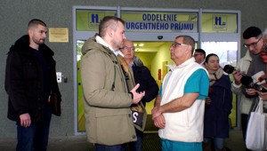 Premiér Pellegrini bol na Štedrý deň v rukách lekárov. Pred odchodom dal nemocnici veľký dar