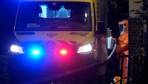 Muž s podozrením na nákazu ebolou je v pražskej nemocnici. Zvládlo by takúto hospitalizáciu Slovensko?