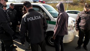 V kamióne, bez vody i jedla, našli muža a 12-ročného chlapca z Pakistanu