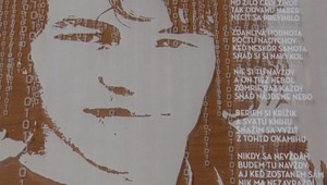 FOTO: Na gymnáziu v Bytči odhalili na počesť zavraždeného Jána Kuciaka pamätnú tabuľu