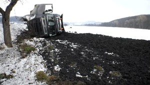 Kamión s defektom sa vymkol spod kontroly. Vysypali sa z neho tony hnoja