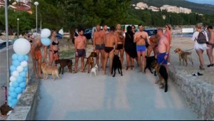 V Chorvátsku zažili nezvyčajnú plážovú súťaž. Každý tím mal šesť nôh