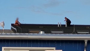 VIDEO: Kuriozita v Trenčíne. Muž sa zľakol väzenia, pred policajtmi ušiel na strechu