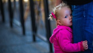 VIDEO. Matka priviazala dieťa k vôdzke akoby bolo pes