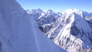 Pri páde lavíny pravdepodobne zahynuli traja známi horolezci. Záchranári našli len vybavenie