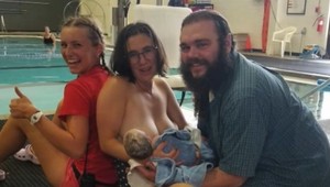 Žena začala rodiť v BAZÉNE. Chlapček dostal doživotný voľný vstup na plaváreň