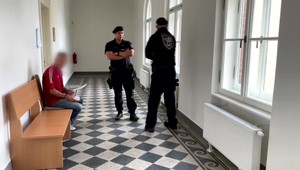 Recidivista ohrozoval ľudí v nákupnom centre aj v obchodoch. Zaháňal sa nožom aj sekerou