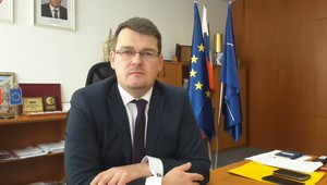 SNS žiada Most-Híd o výmenu štátneho tajomníka na ministerstve obrany. Kritizoval nákup transportérov