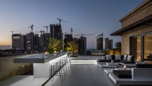 Tento veľkolepý penthouse so strešným bazénom si určite zamilujete