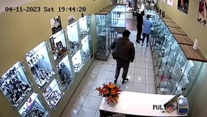 Zlodeji šperkov: Polícia pátra po dvoch mužoch, zatiaľ neúspešne