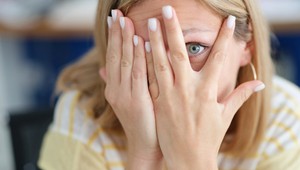 Zničená tvár mladej matky vydesila ľudí: TOTO jej vraj spôsobila dcéra!