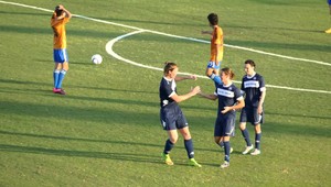 Famózny gól 19-ročného dánskeho amatéra. Drzý rabona lob od brvna!