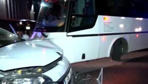 Nebezpečná zrážka vozidla s autobusom. Zranené sú aj malé deti