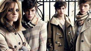 Luxusná značka Burberry páli oblečenie a doplnky: Nechce, aby skončili v zľavách