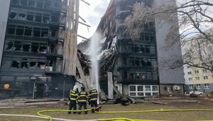 Mohutný požiar v Bratislave je pod kontrolou, hasiči bojujú už vyše 14 hodín