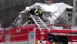Udusili by sa vo vlastnom dome. Okoloidúci im klopaním na okno zachránili život