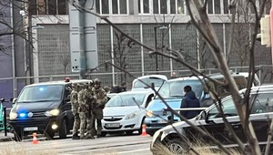 V centre Bratislavy zasahovala NAKA. Auto obkľúčilo ozbrojené komando