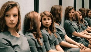 Táto hádanka vám popletie hlavu: Dokážete spočítať, koľko skutočných dievčat je na fotke?