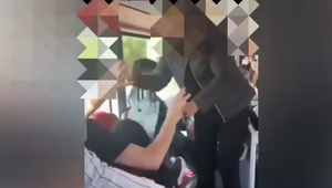 VIDEO: Žena napádala mužov ako zmyslov zbavená. V MHD kopala chlapca, poslednú facku strelila policajtovi
