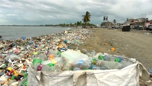 Autorka dokumentu o plastoch zanechala stálu prácu a vydala sa na more, teraz žne úspechy