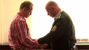 Policajta kopol do rozkroku. Súd ho poslal za mreže na 15 mesiacov