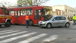 V Bratislave sa zrazil trolejbus s autom