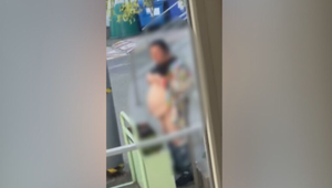 Žena sa vyzliekala pri škole aj na zastávke. Pred študentmi si chytala prsia