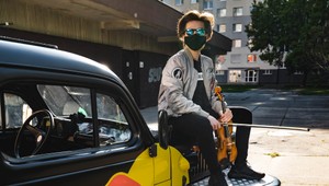 Vypýtajte si hudbu až k oknám! Známy huslista Filip Jančík vám ju privezie