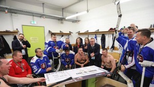 VIDEO: Oslava parahokejistov v šatni po postupe dobýja internet!