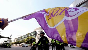 Lakers myslia na tých, čo to potrebujú. Vrátili štedrú štátnu podporu