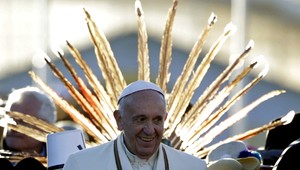 Pápež František v Bolívii popíjal čaj z koky