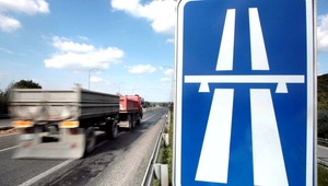 Nebezpečné predbiehanie kamiónu sa skončilo čelnou zrážkou