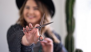 Nechcela prísť kvôli pandémii o prácu, takto sa vynašla: Z videa kaderníčky je HIT