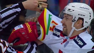 Mäki uväznený v plexiskle! V hokeji je všetko možné