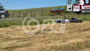 Pri Odoríne havarovala motorkárka. Po náhlom spomalení dodávky skončila aj so strojom na poli