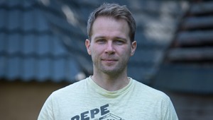 Tomáš Bezdeda je v novom seriáli Uhorčík zmenený na nepoznanie: TOTO že je naozaj on?