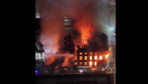 Plamene zasiahli hlavnú stanicu v Glasgowe, zrútila sa časť budovy