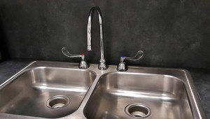 FUJ! Toto vás čaká, ak otvoríte sitko kuchynského drezu