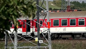 Muž nešťastne spadol do priestoru koľajiska. Zachytil ho prichádzajúci vlak