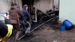 Hasiči počas hasenia záhradného domčeka natrafili na nečakanú "prekážku". Ukrývali v ňom trojmetrového krokodíla