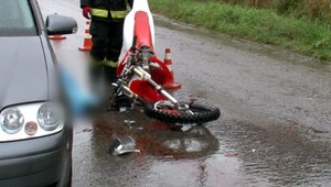 Motorkár narazil do zaparkovaného auta. Nehodu neprežil