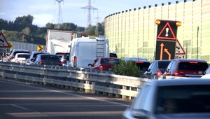 Po zrážke až deviatich vozidiel pristál na diaľnici vrtuľník