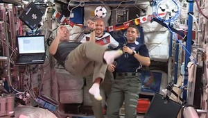 Šampionátom žijú i kozmonauti, žonglovali v stave beztiaže