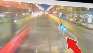 Električka má vždy prednosť! Muž vošiel do koľajiska na červenú, zrážke sa nedalo zabrániť